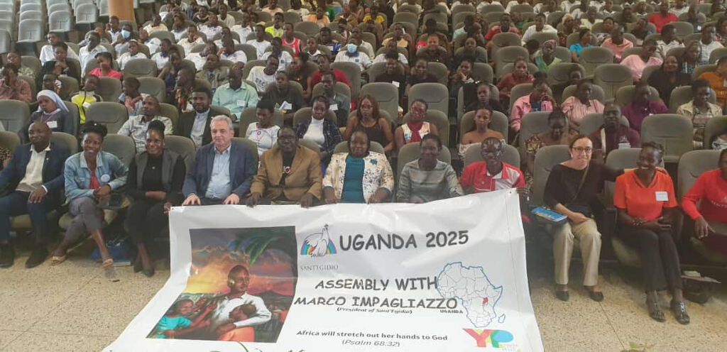 À l'occasion de la visite de Marco Impagliazzo, une assemblée des communautés à Kampala, en Ouganda, et des rencontres avec les personnes âgées et les enfants des Écoles de la paix